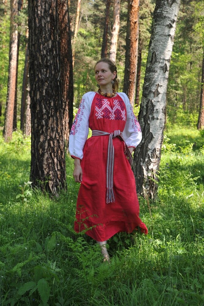 Алое льняное платье с белой вышитой рубахой и тканым поясом