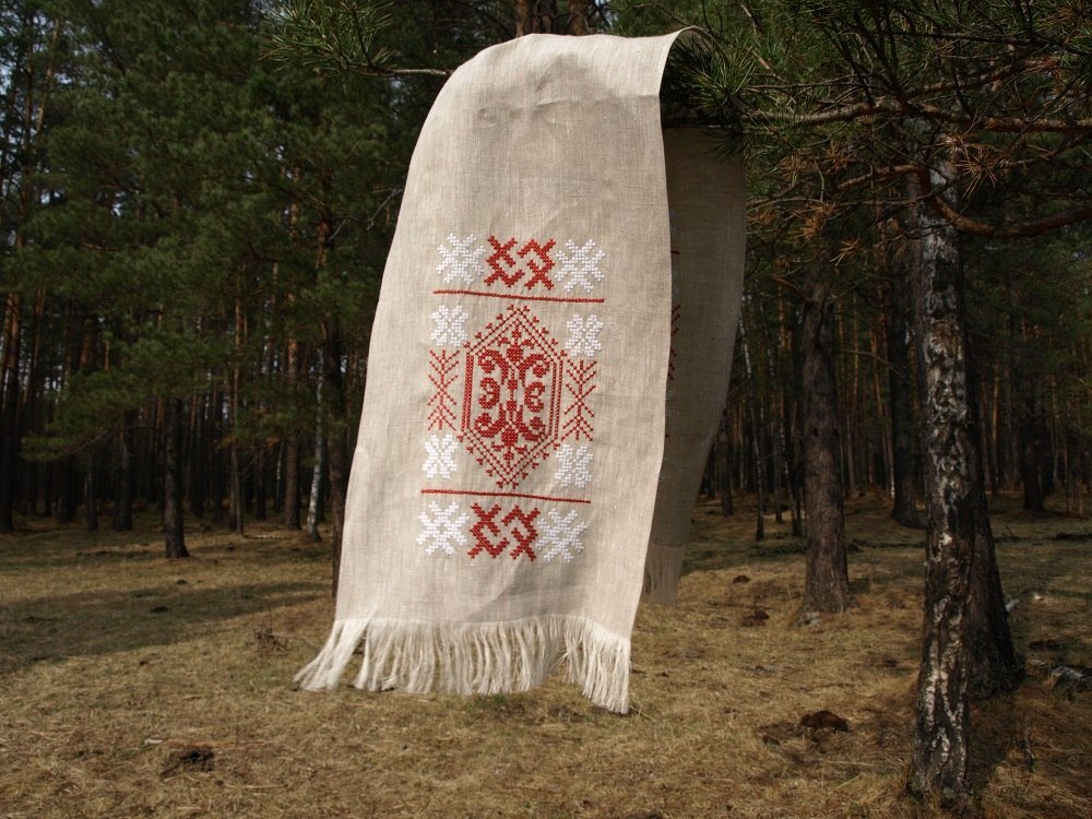 Льняной рушник с красно-белой обережной вышивкой и бахромой